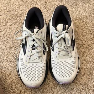Brooks Women's Athletic Running Shoes in Light Gray with Lavender Accents